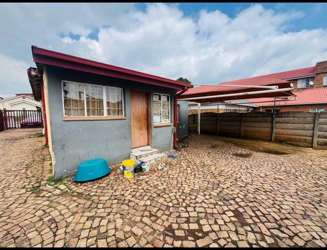 8 BEDROOM HOUSE FOR SALE IN KEMPTON PARK EXT 01